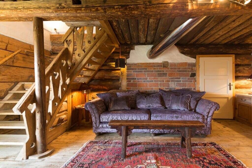 Smart TV, fireplace, DVD player, books