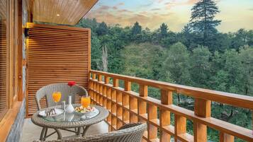 Kamar Mewah, balkon, pemandangan gunung | Tempat makan outdoor