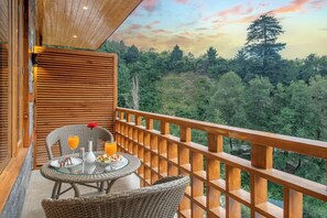 Kamar Mewah, balkon, pemandangan gunung | Tempat makan outdoor