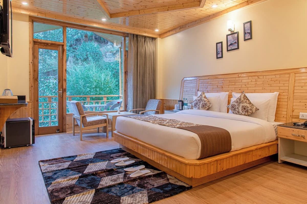 Deluxe Room, Balcony, Mountain View | Iron/ironing board, free WiFi