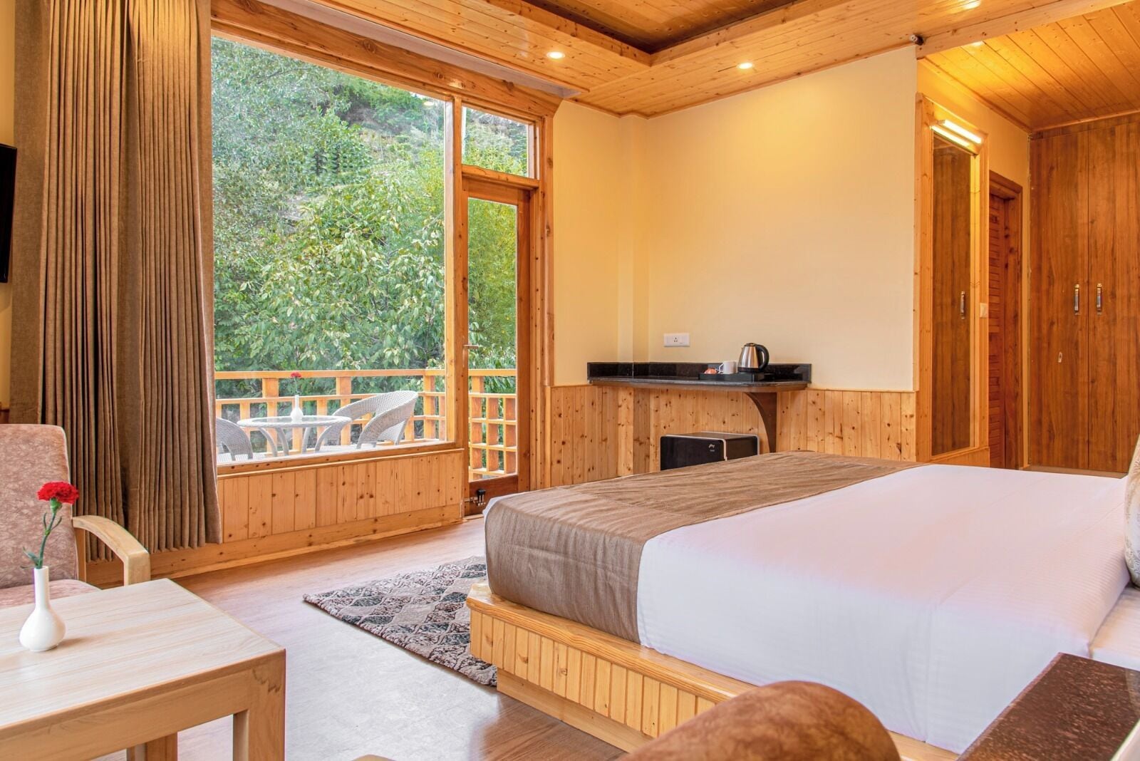 Habitación de lujo, balcón, vista a la montaña | Tabla de planchar con plancha y wifi gratis 