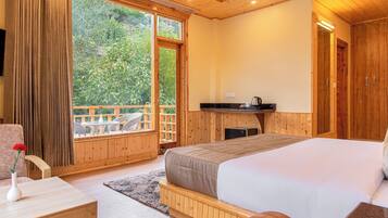 Habitación de lujo, balcón, vista a la montaña | Tabla de planchar con plancha y wifi gratis