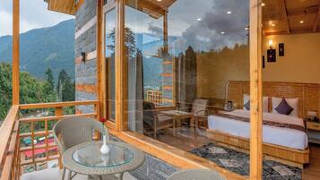 Kamar Mewah, balkon, pemandangan gunung | Tempat makan outdoor