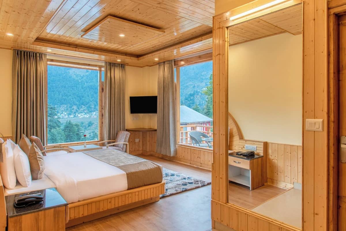 Luxury Room, Balcony, Mountain View | Iron/ironing board, free WiFi