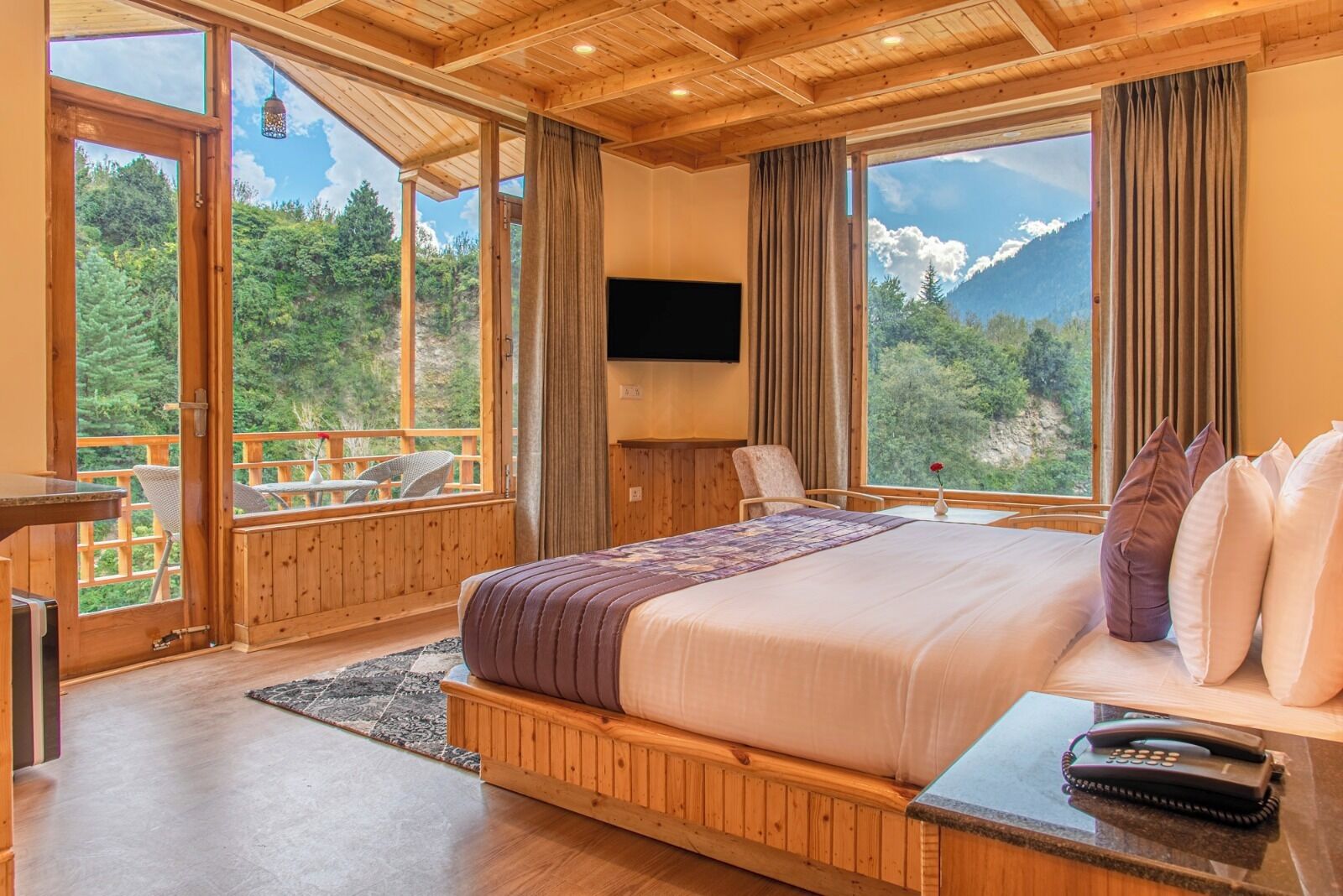 Habitación de lujo, balcón, vista a la montaña | Tabla de planchar con plancha y wifi gratis 