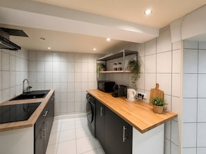 Een koffiezetapparaat/waterkoker, een koelkast, een magnetron, een oven