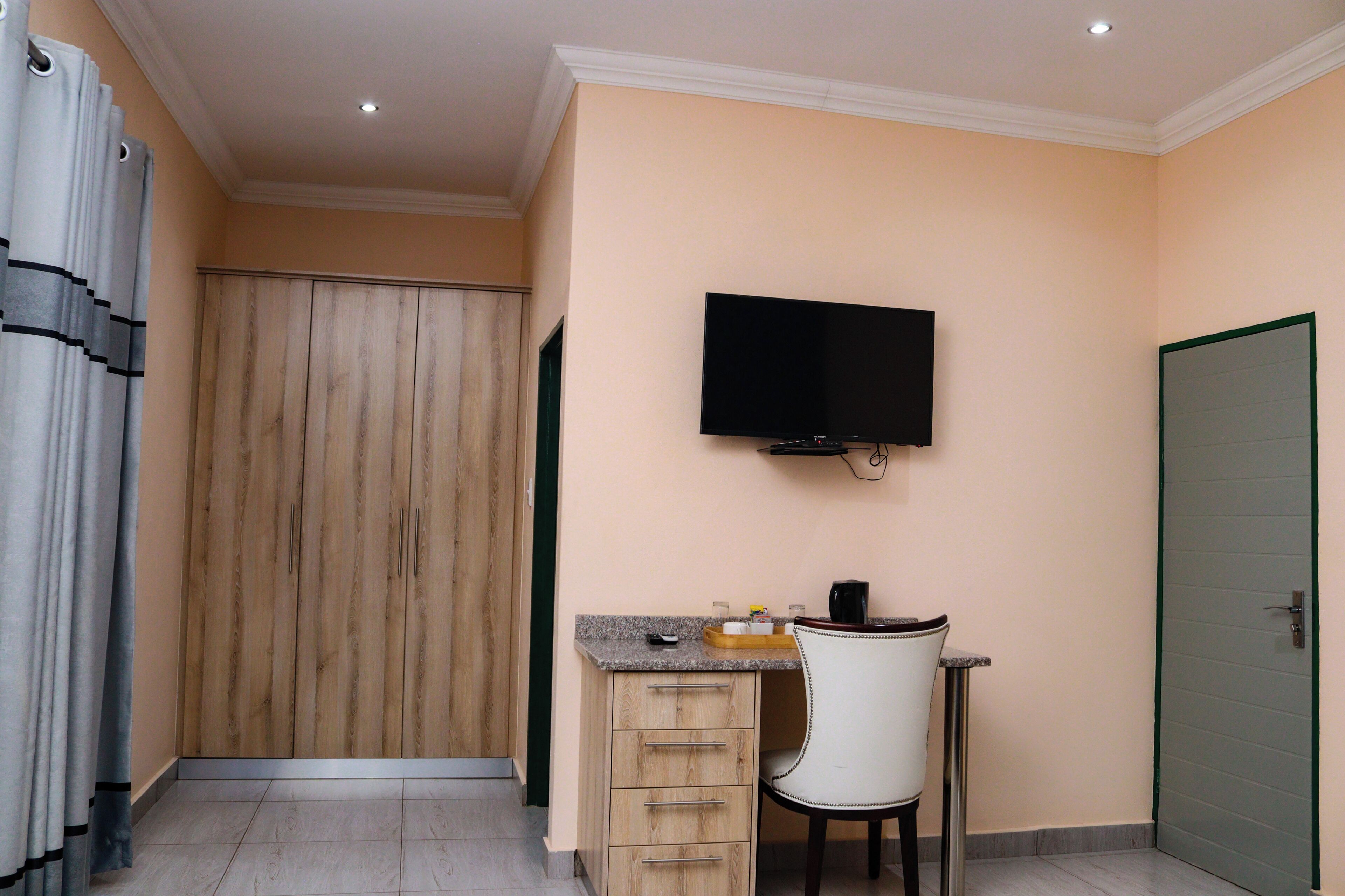 Twin Room, Balcony, Pool View | Interior