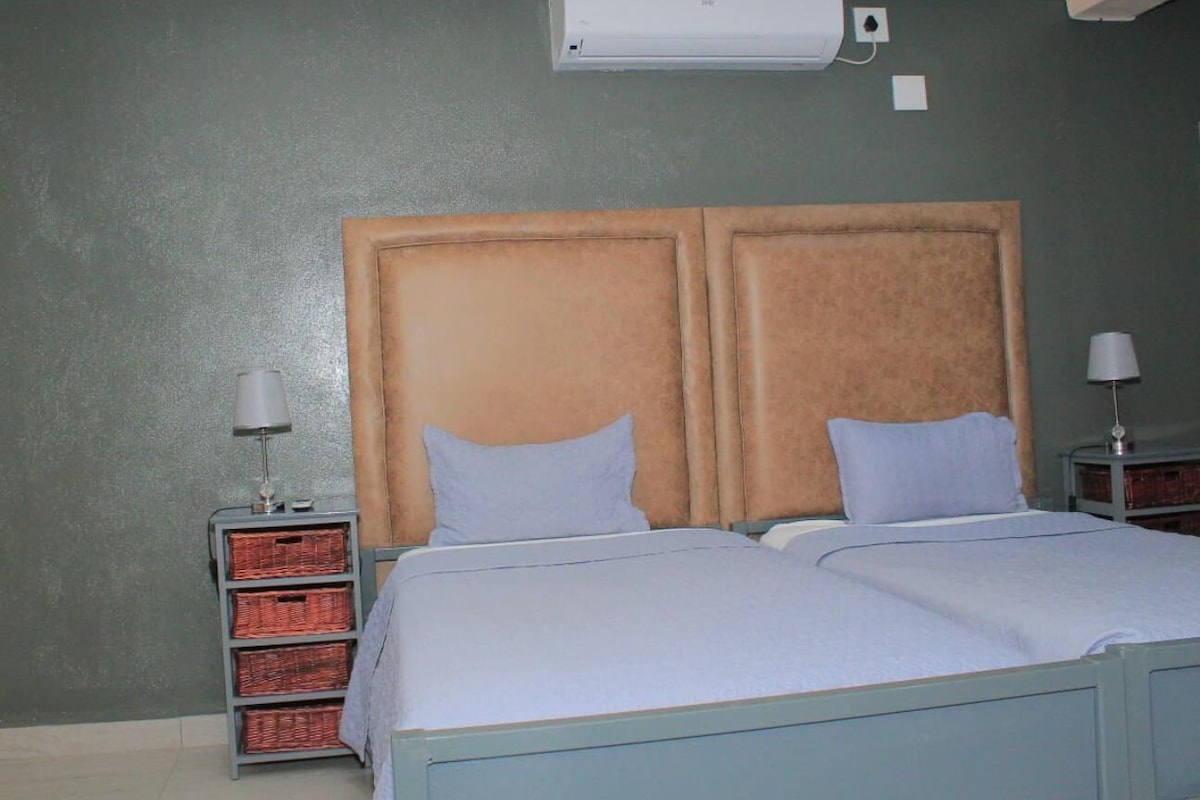 In-room safe, WiFi (free)