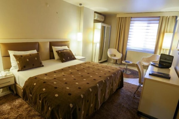 Minibar (free items), desk, WiFi (free), bed sheets