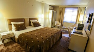 Minibar con artículos gratuitos, escritorio, wifi gratis y ropa de cama 