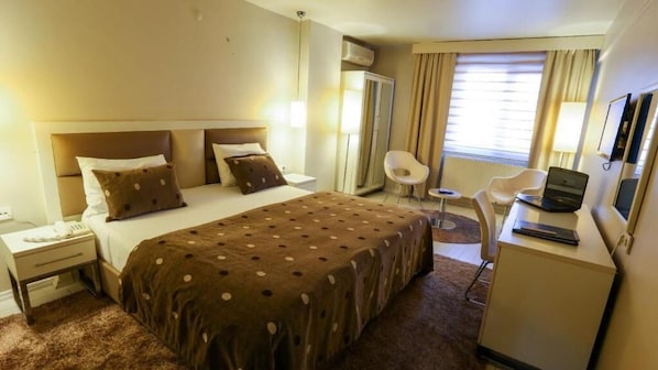Artículos del minibar gratis, escritorio, wifi gratis y ropa de cama