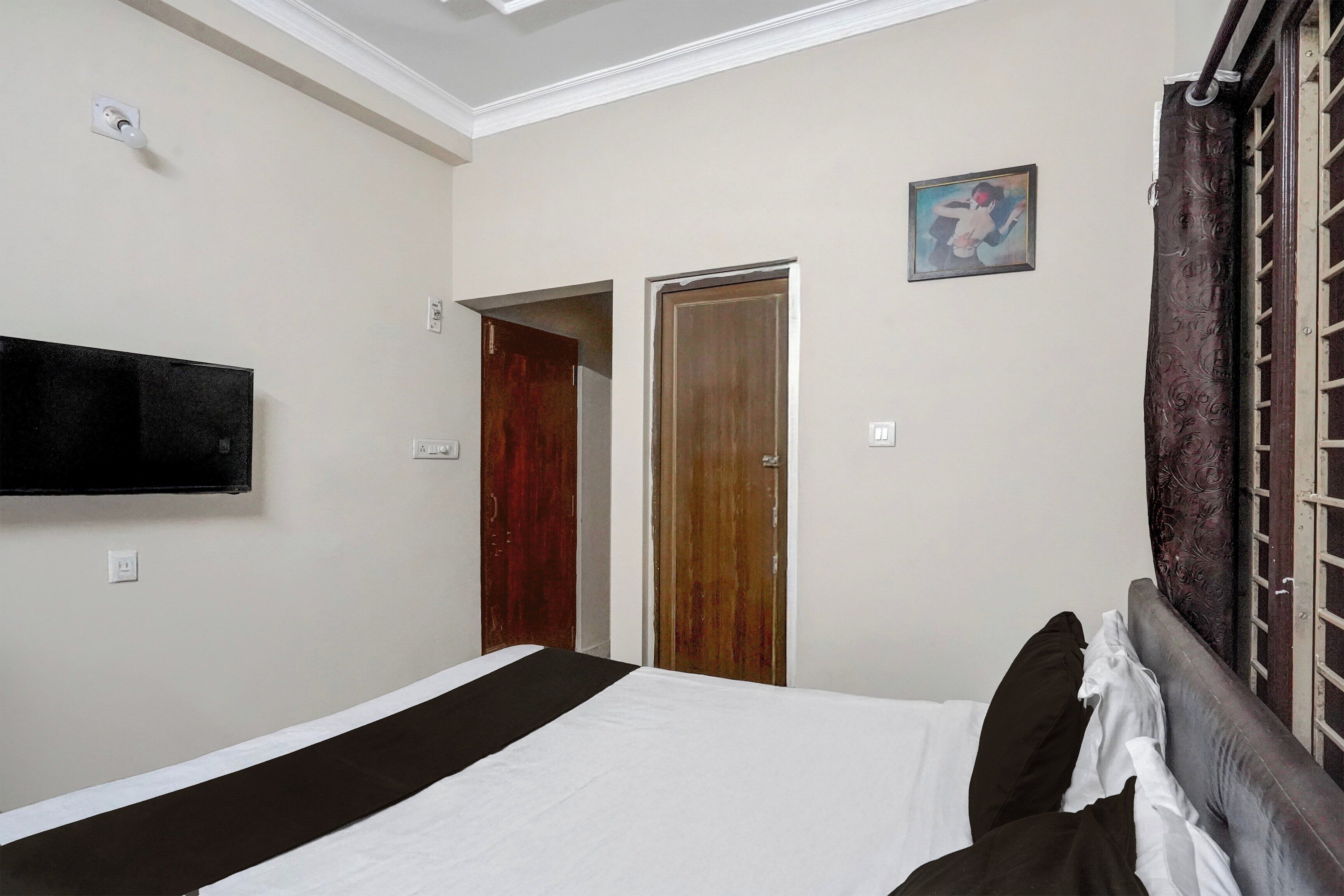 Desk, free WiFi, bed sheets