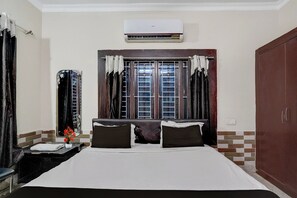 Classic Room | Desk, WiFi (free) - Super Collection O ITER Bhubaneswar (Bhubaneswar)