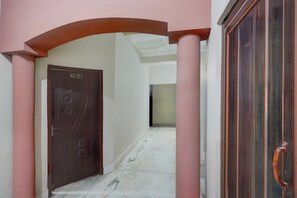 Un pasillo con una puerta marcada '104' y un armario de madera grande.