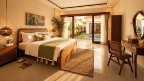 Un dormitorio con cama, mesita de noche, lámpara y vistas a una piscina y jardín.