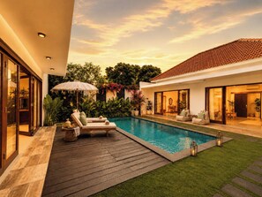A modern house with a swimming pool, outdoor furniture, and a well-maintained garden. - 2 Bedroom Pavilion Pool Villa Canggu (Bali)
