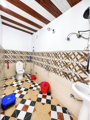 Shower, rainfall showerhead, slippers, towels - Hotel Anjali Stay Deoriatal Uttarakhand  (Ukhimath)