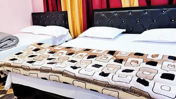 Deluxe Triple Room | Hypo-allergenic bedding available, desk, soundproofing