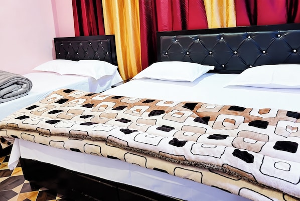 Quarto triplo luxo | Roupas de cama antialérgicas, escrivaninha, quartos à prova de som