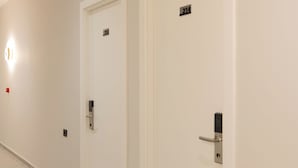 Un pasillo con tres puertas, cada una numerada.