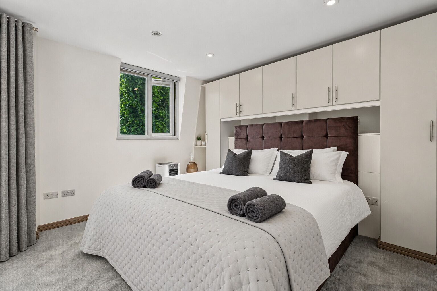 4 bedrooms, iron/ironing board, WiFi (free), bed sheets