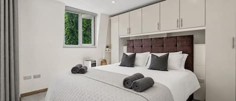 4 bedrooms, iron/ironing board, WiFi (free), bed sheets