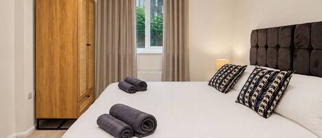 4 bedrooms, iron/ironing board, free WiFi, bed sheets