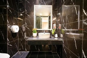 Shower, free toiletries, hair dryer, slippers - Kieu Anh Hotel (Yên Hòa)