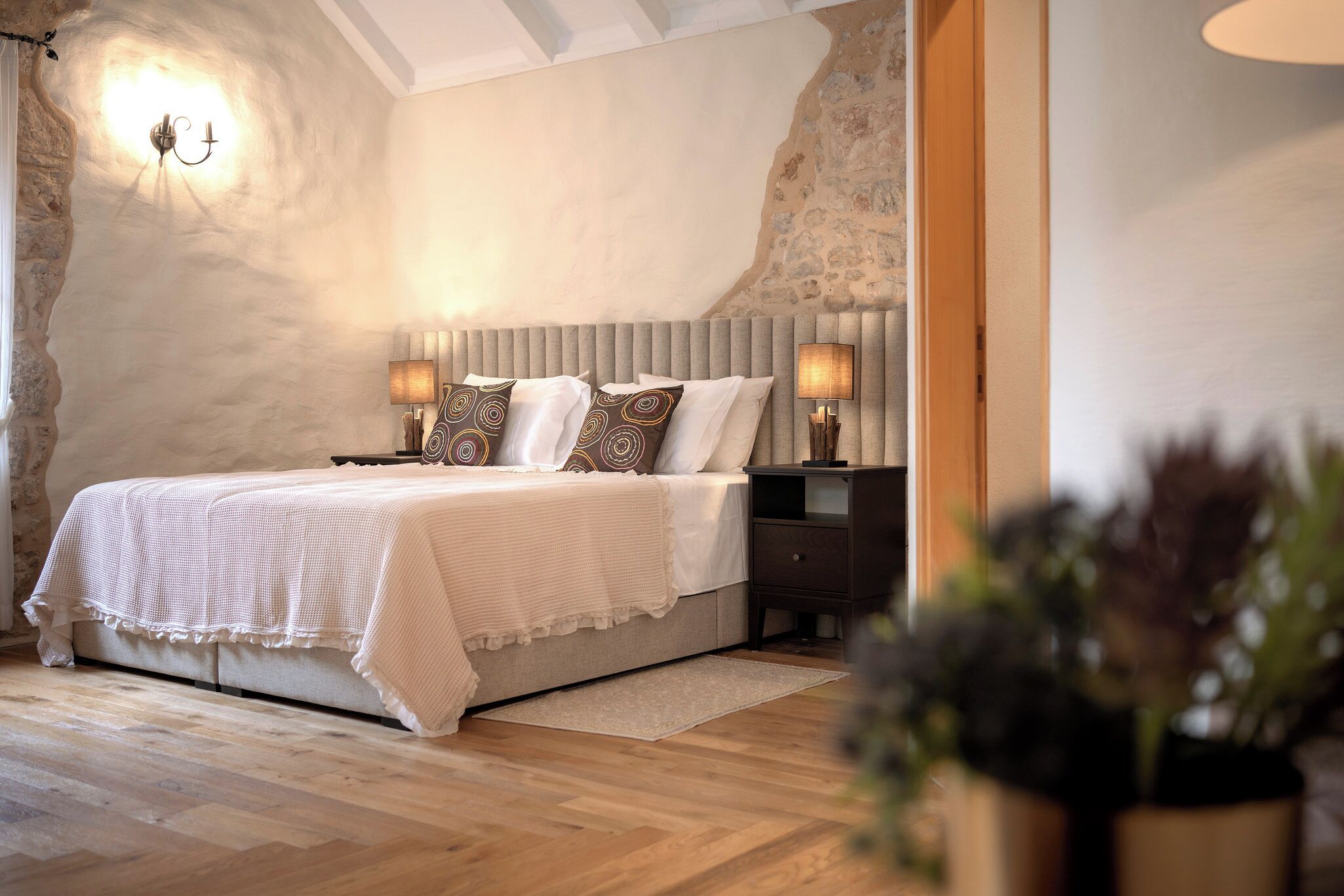 Ein Schlafzimmer mit einem Bett, Nachttischen und Wandleuchten.