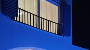 Ein Poolbereich mit freiem Blick auf den Poolrand und einen Teil der Außenfassade des Gebäudes.