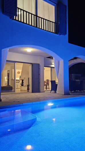 Ein Poolbereich mit freiem Blick auf den Poolrand und einen Teil der Außenfassade des Gebäudes.