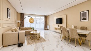 Una sala de estar moderna con un sofá, una mesa de centro y un comedor con sillas y una mesa.