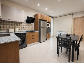 Departamento | Cocina privada | Refrigerador, microondas, horno y parrilla de estufa 