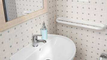 Douche, sèche-cheveux, serviettes fournies