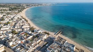 Une ville côtière dotée d’une plage et d’immeubles résidentiels.