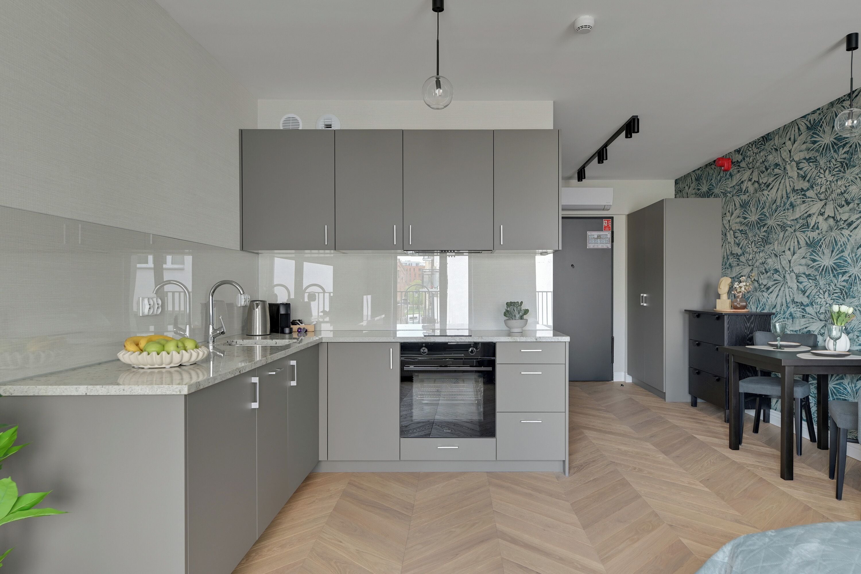 Klassieke studio suite | Privékeuken | Een koelkast, een kookplaat, een vaatwasser, kookgerei, borden en bestek