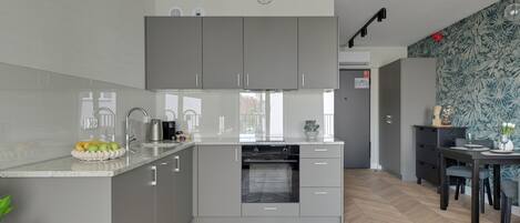 Classic Studio Suite | Private kitchen | Fridge, stovetop, dishwasher, cookware/dishes/utensils