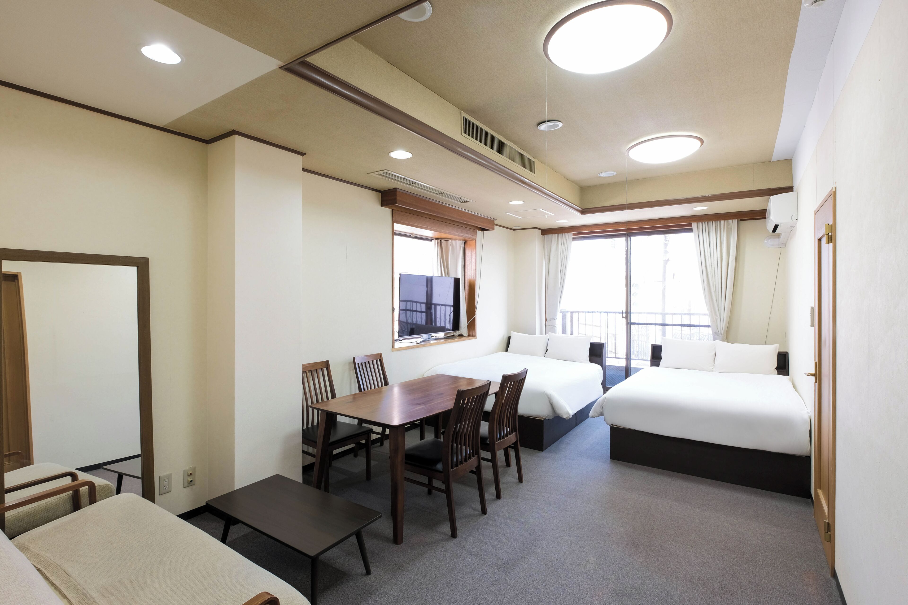 Ein Hotelzimmer mit einem Bett, einem Schreibtisch und Stühlen.