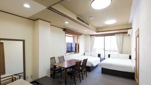 Een hotelkamer met een bed, een bureau en stoelen.