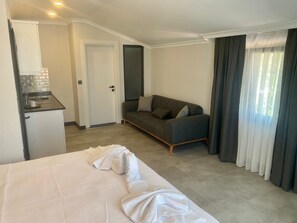 Suite Mewah, balkon, pemandangan kolam renang | Meja kerja dan Wi-Fi gratis