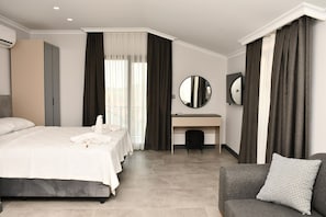 Luxury-Suite, Balkon, Poolblick | Schreibtisch, kostenloses WLAN