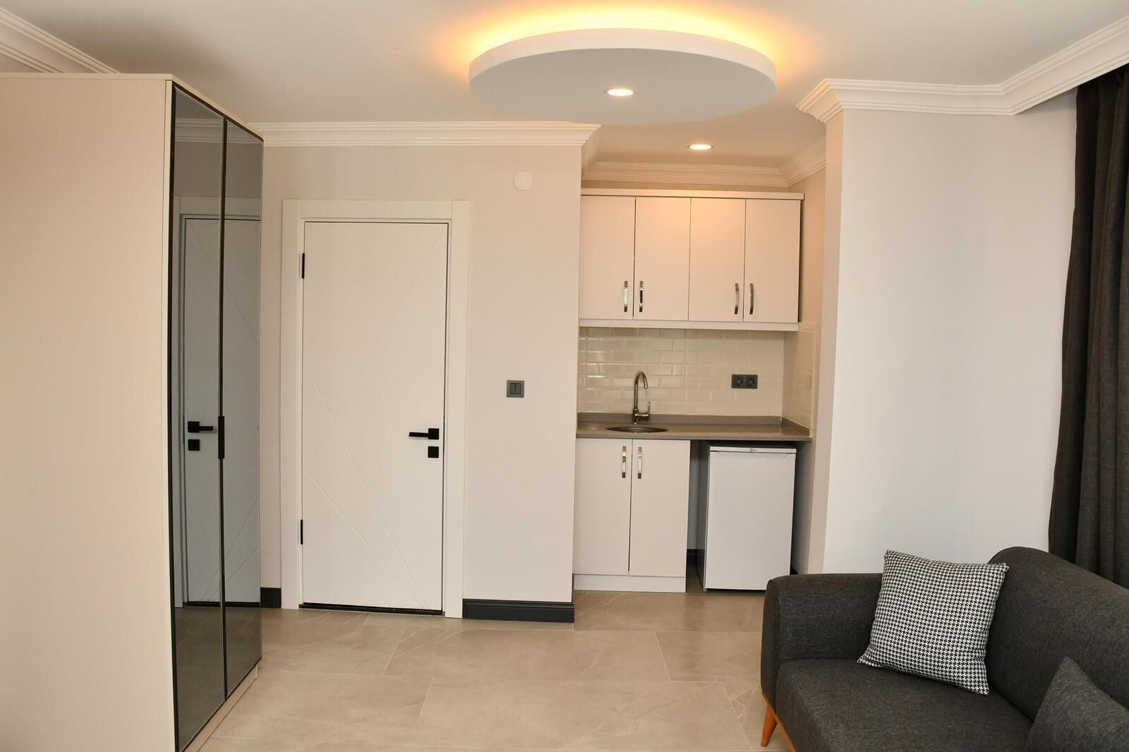 Deluxe Suite, Balcony | Living area