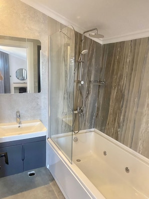 Luxury-Suite, Balkon, Poolblick | Badezimmer | Haartrockner, Handtücher