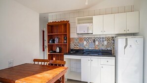 Private kitchen - Apt. w/ Balcony 90m From the Beach Lpa0504 (Florianópolis)