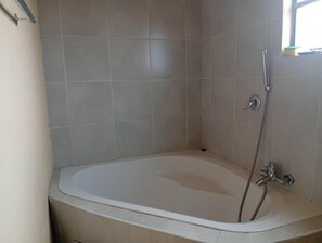 Douche, articles de toilette gratuits, serviettes fournies, savon