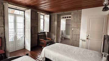 Chambre Supérieure avec lits jumeaux, vue ville | Wi-Fi gratuit