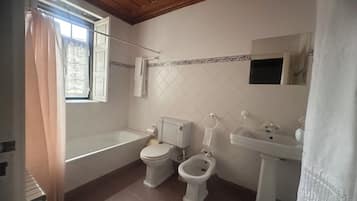 Standard Double Room | Bathroom | Towels, soap, shampoo, toilet paper