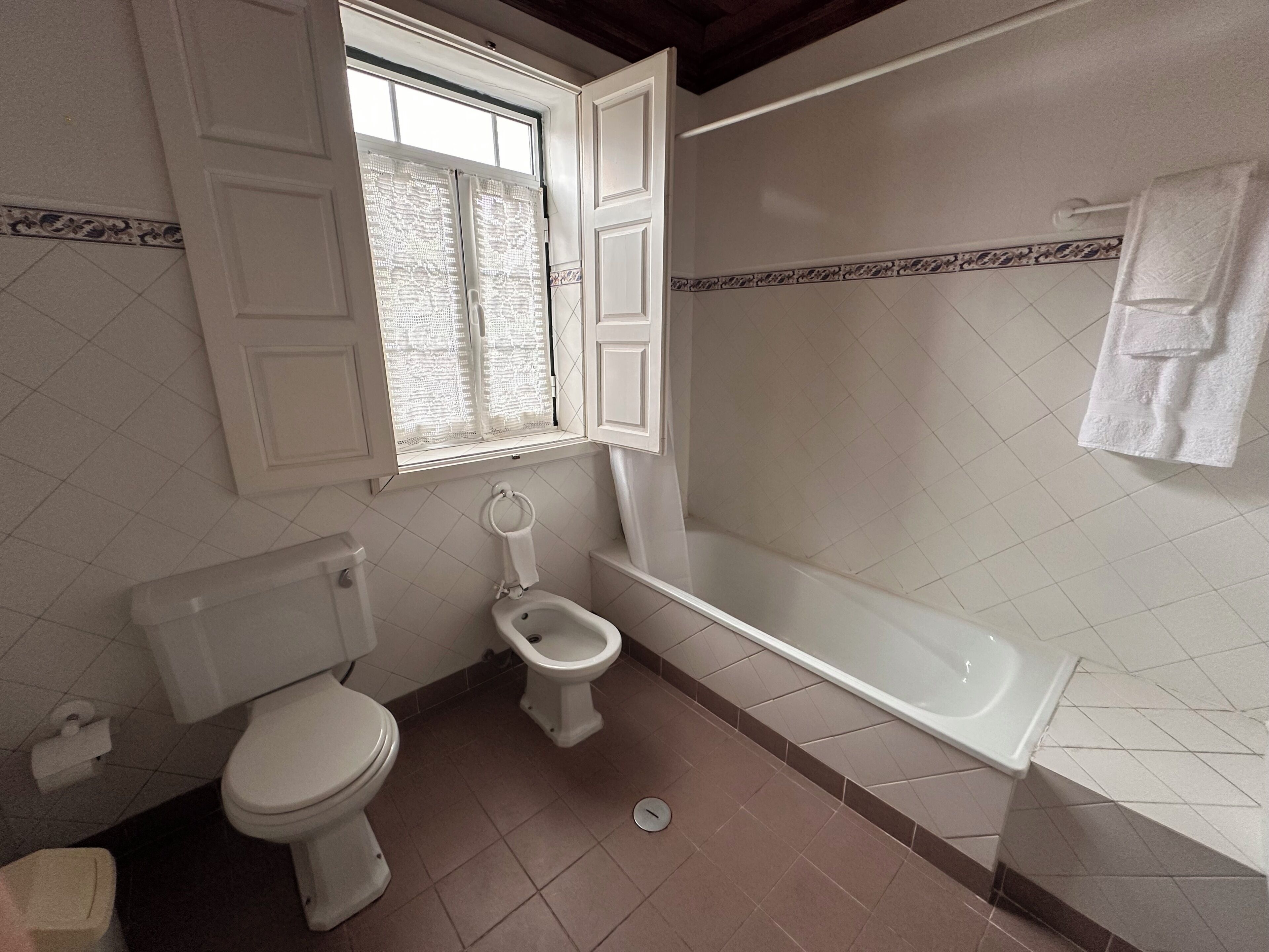 Habitación superior con 2 camas individuales, vista a la ciudad | Baño | Toallas, jabón, shampoo, papel de baño 