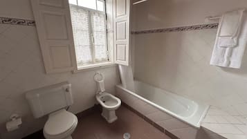 Habitación superior con 2 camas individuales, vista a la ciudad | Baño | Toallas, jabón, shampoo, papel de baño