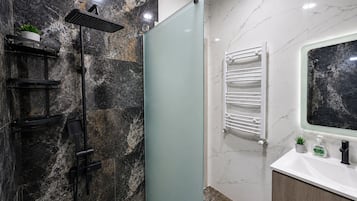 Apartemen | Kamar mandi | Perlengkapan mandi gratis, pengering rambut, handuk, dan sabun
